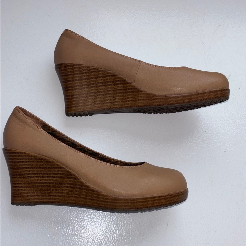 Crocs Tan Brown Wedge Dress Shoes Slip On Comfort Platform 3” Heel Women Size 8 - Picture 3 of 11